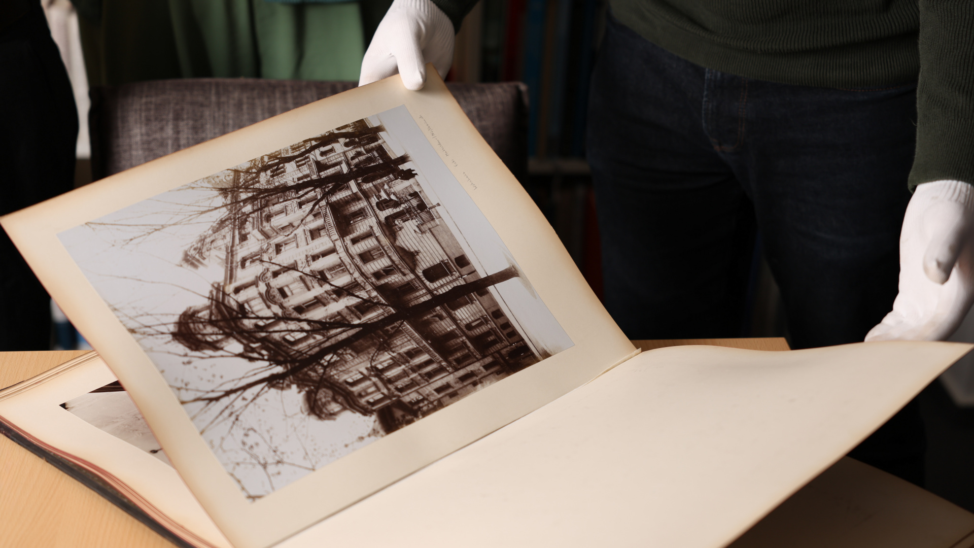 Archivar mit historischem Bildband